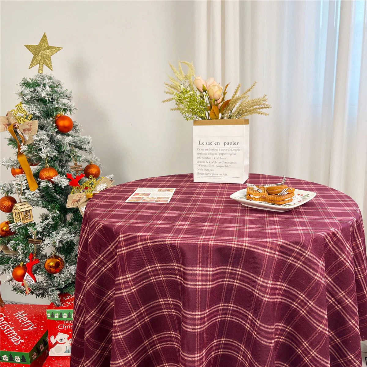 Festliche rote karierte Tischdecke, Weihnachts-Ins-Style-Vintage-Dekoration für fotofertiges Essen