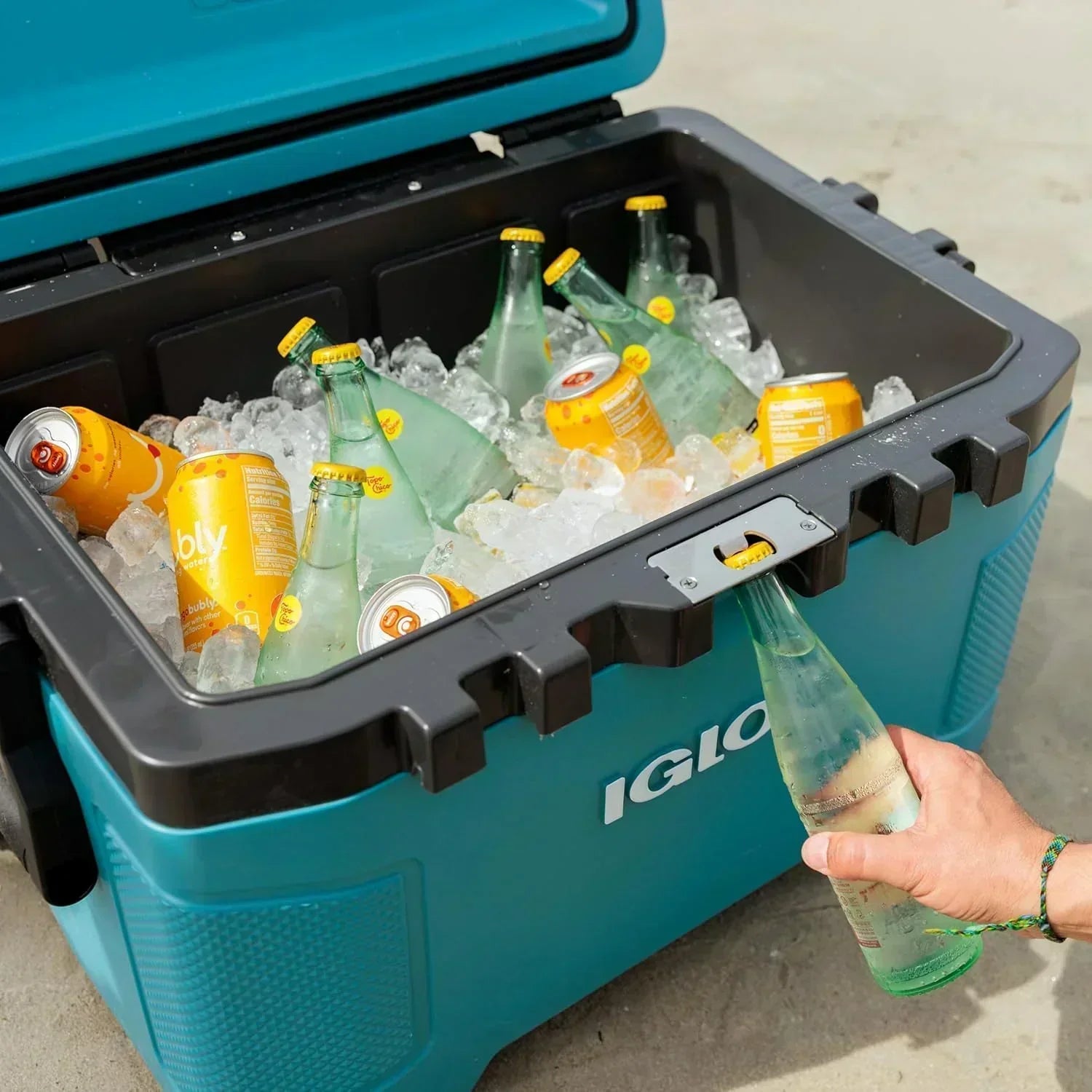 Igloo 52Qt Wheeled Cooler Insulated Hard Shell Ice Chest