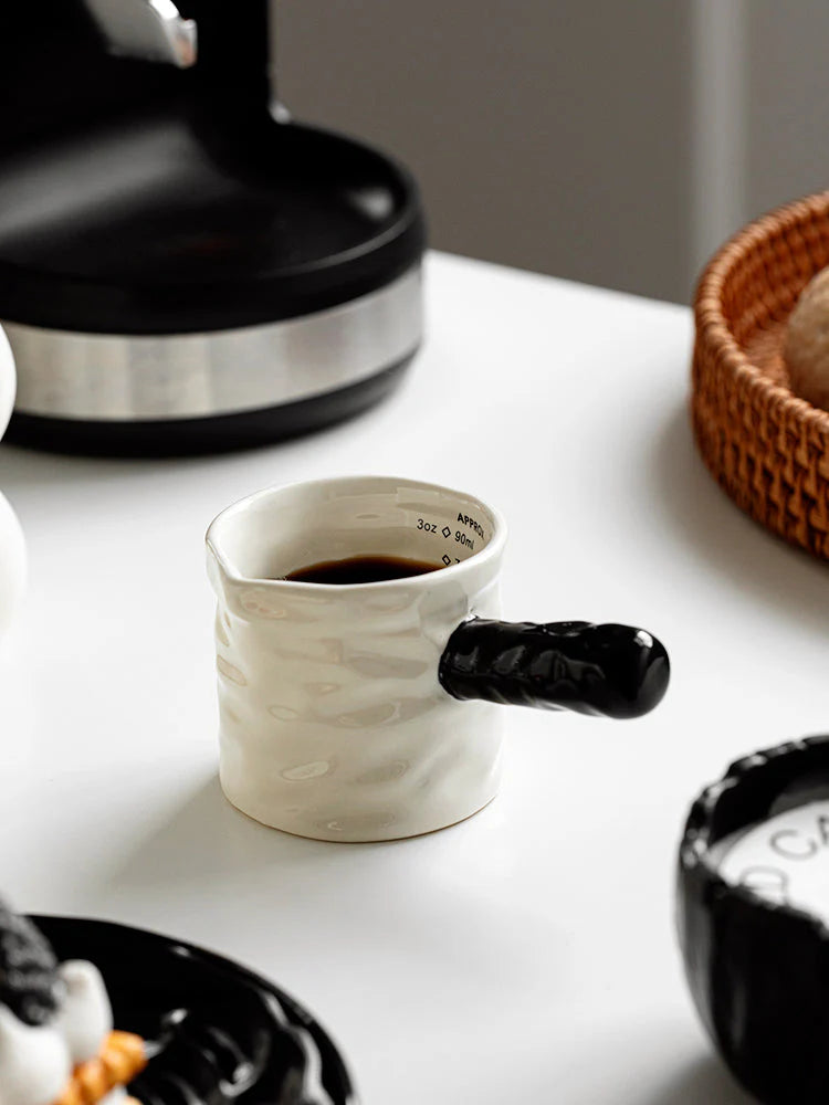 Hochwertiger Espresso-Messbecher aus Keramik mit Skala f??r Milch